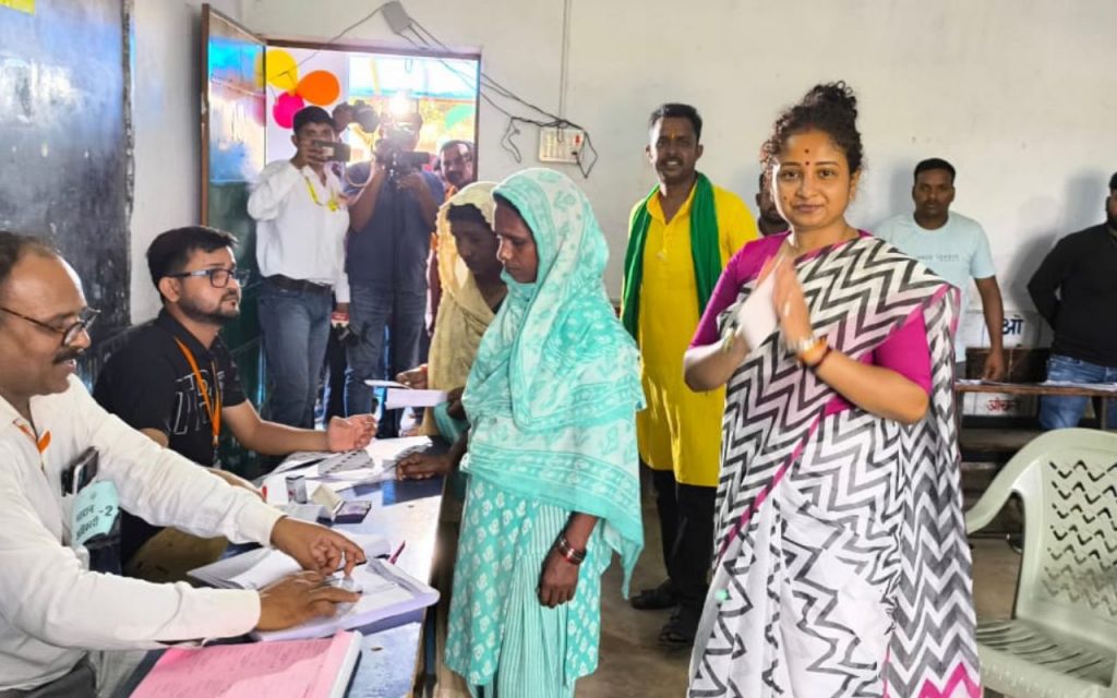 गांडेय विधानसभा उपचुनाव : बूथ-बूथ घूमीं कल्पना सोरेन, चुनावी मुद्दों और जीत पर कही ये बात 1 Kalpana Soren In Gandey Assembly By Poll 2024 News Today 1