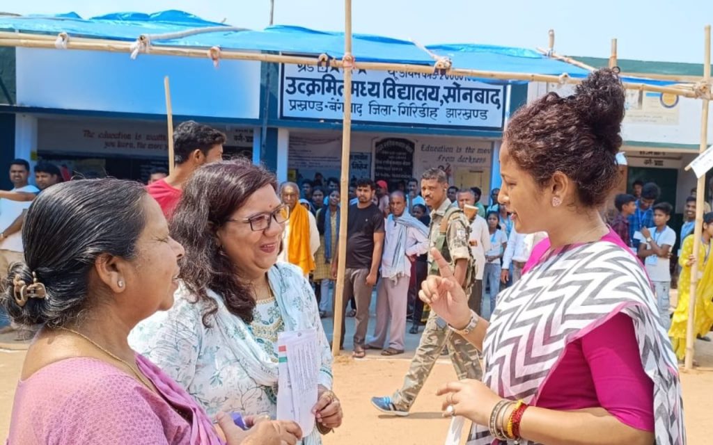 गांडेय विधानसभा उपचुनाव : बूथ-बूथ घूमीं कल्पना सोरेन, चुनावी मुद्दों और जीत पर कही ये बात 2 Kalpana Soren In Gandey Assembly By Poll 2024 News Today 3