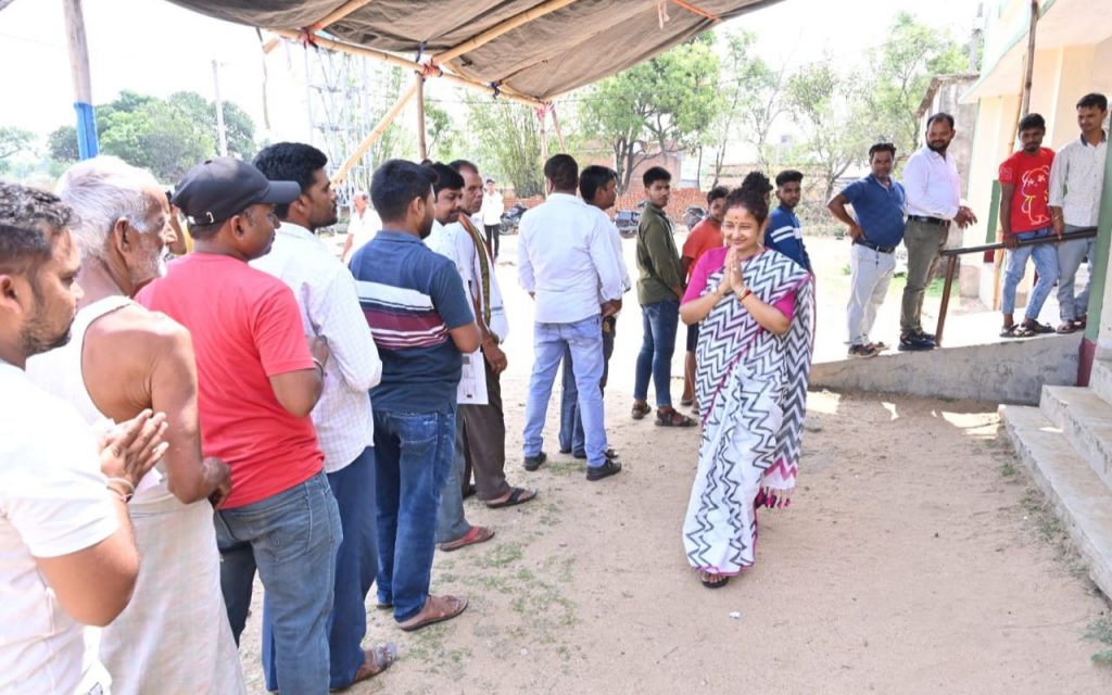 गांडेय विधानसभा उपचुनाव : बूथ-बूथ घूमीं कल्पना सोरेन, चुनावी मुद्दों और जीत पर कही ये बात 3 Kalpana Soren In Gandey Assembly By Poll 2024 News Today 4
