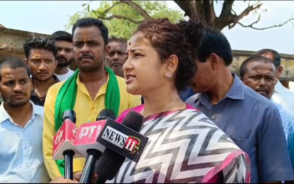 गांडेय विधानसभा उपचुनाव : बूथ-बूथ घूमीं कल्पना सोरेन, चुनावी मुद्दों और जीत पर कही ये बात 4 Kalpana Soren In Gandey Assembly By Poll 2024 News Today 5