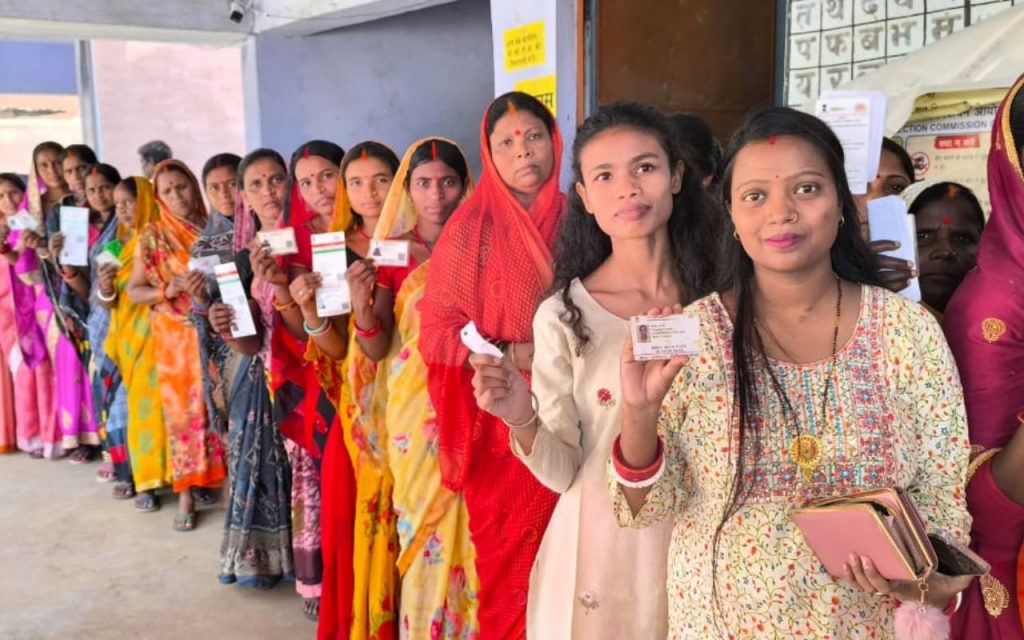 गांडेय विधानसभा उपचुनाव : बूथ-बूथ घूमीं कल्पना सोरेन, चुनावी मुद्दों और जीत पर कही ये बात 5 Kalpana Soren In Gandey Assembly By Poll 2024 News Today 6