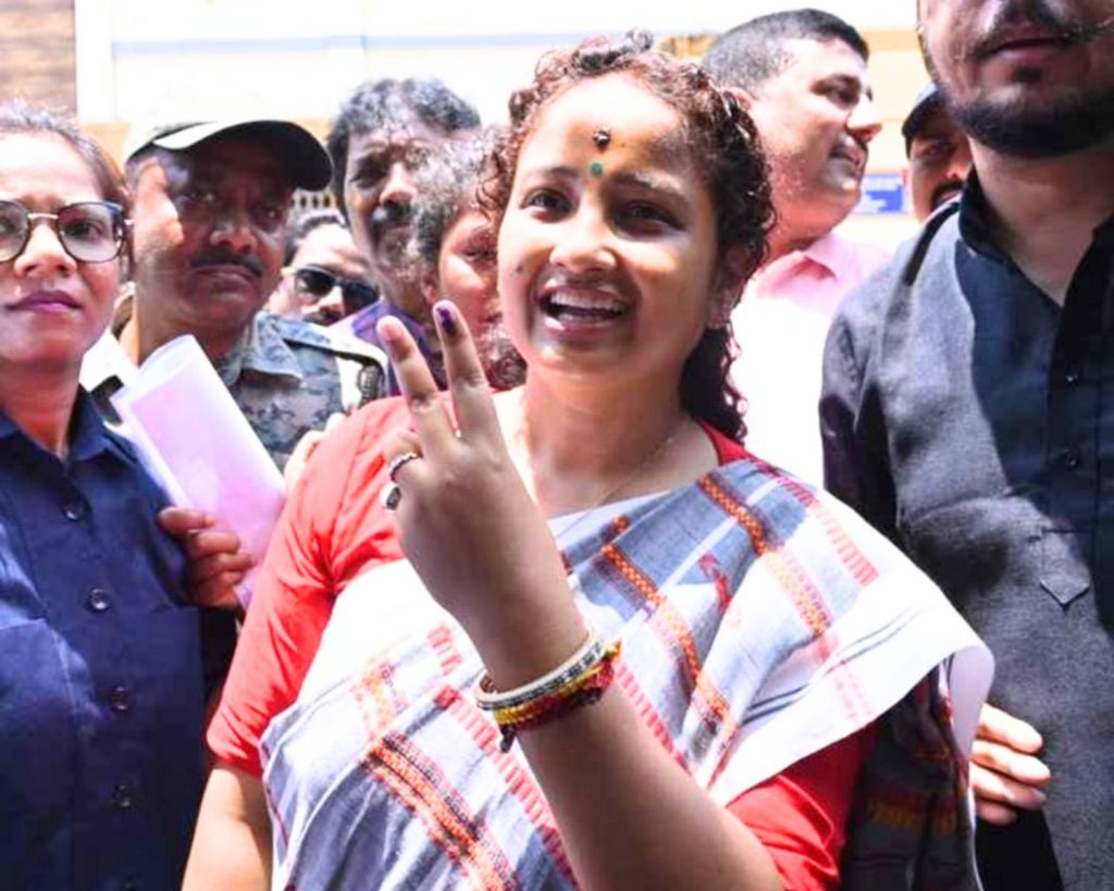 Kalpana Soren: देश की तस्वीर और तकदीर बदलने के लिए करें मतदान, रांची में वोट करने के बाद बोलीं हेमंत सोरेन की पत्नी 1 Kalpana Soren Ranchi Lok Sabha Election 2024 Phase Six 1