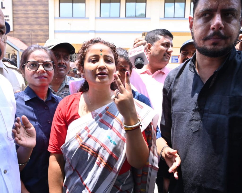 Kalpana Soren: देश की तस्वीर और तकदीर बदलने के लिए करें मतदान, रांची में वोट करने के बाद बोलीं हेमंत सोरेन की पत्नी 3 Kalpana Soren Ranchi Lok Sabha Election 2024 Phase Six 3