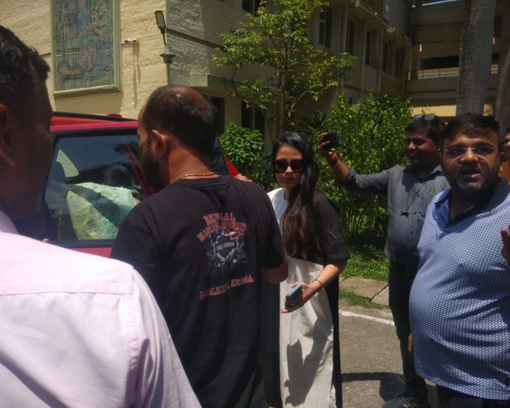 Photos: एमएस धोनी ने परिवार के साथ रांची में किया मतदान, ऐसी दिखीं साक्षी धोनी 4 Ms Dhoni Sakshi Dhoni Vote Ranchi Lok Sabha Election 2024 Phase Six 1