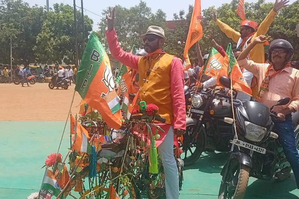 Photos: संजय सेठ ने रांची से किया नामांकन, समर्थकों पर Jcb से की गई फूलों की बारिश 3 Sanjay Seth Bjp Nomination Rally Ranchi Jharkhand Lok Sabha Chunav 2024 3
