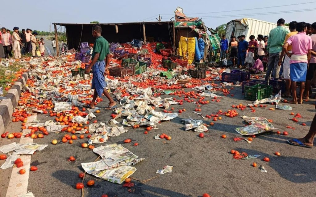 दिल्ली से ओडिशा जा रहा ट्रक झारखंड में दुर्घटनाग्रस्त होकर पलटा, मच गई टमाटर की लूट 1 Tomato Loot In East Singhbhum Jharkhand 1