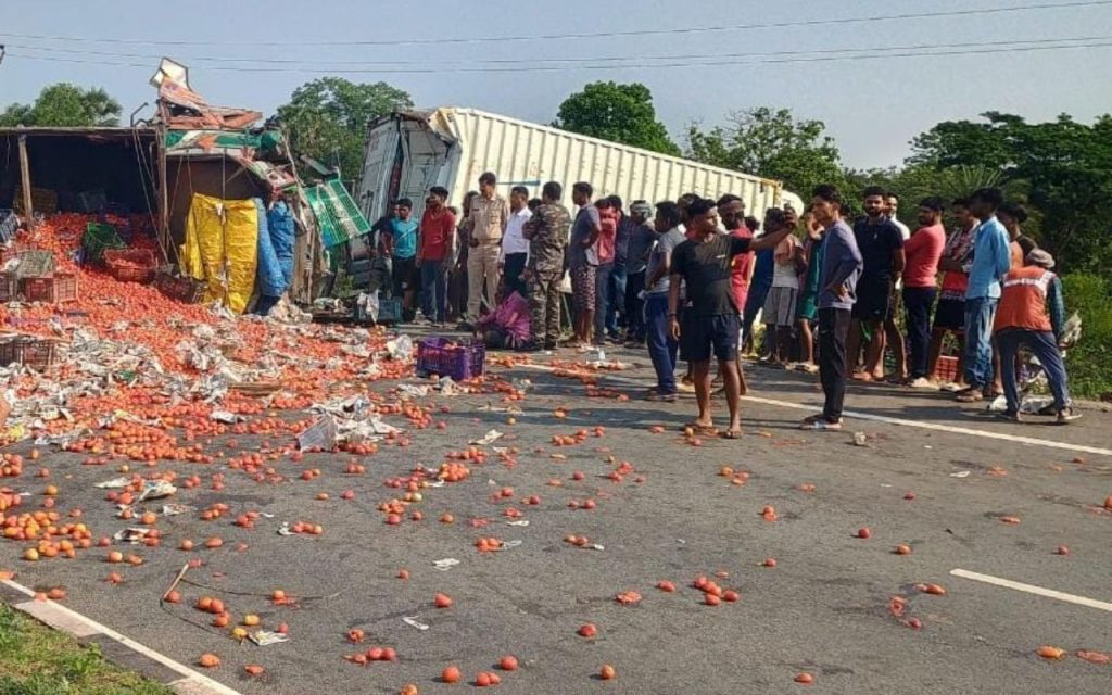 दिल्ली से ओडिशा जा रहा ट्रक झारखंड में दुर्घटनाग्रस्त होकर पलटा, मच गई टमाटर की लूट 2 Tomato Loot In East Singhbhum Jharkhand 2