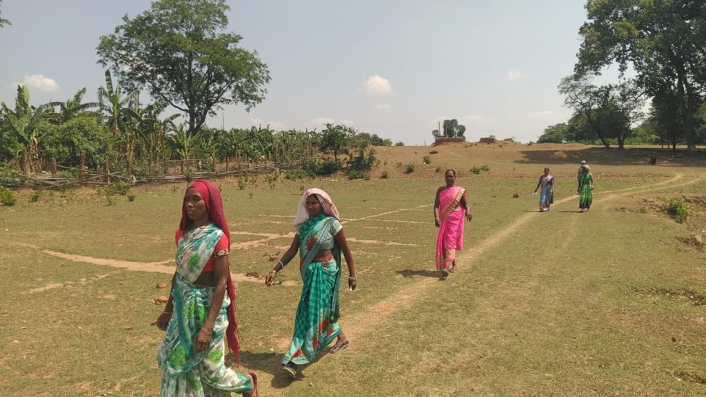 घोर नक्सल प्रभावित इलाके में वोट देने के लिए उमड़ी मतदाताओं की भीड़, देखें Photos 3 Vote In Villages