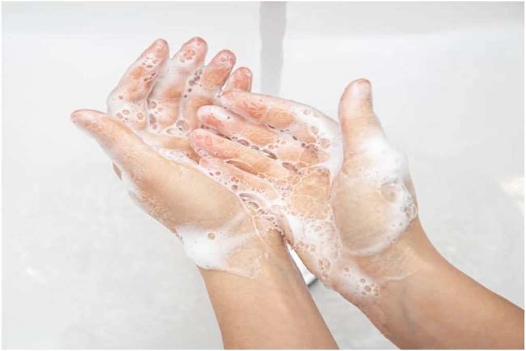 हाथ धोते हुए-फोटोःसोशल मीडिया