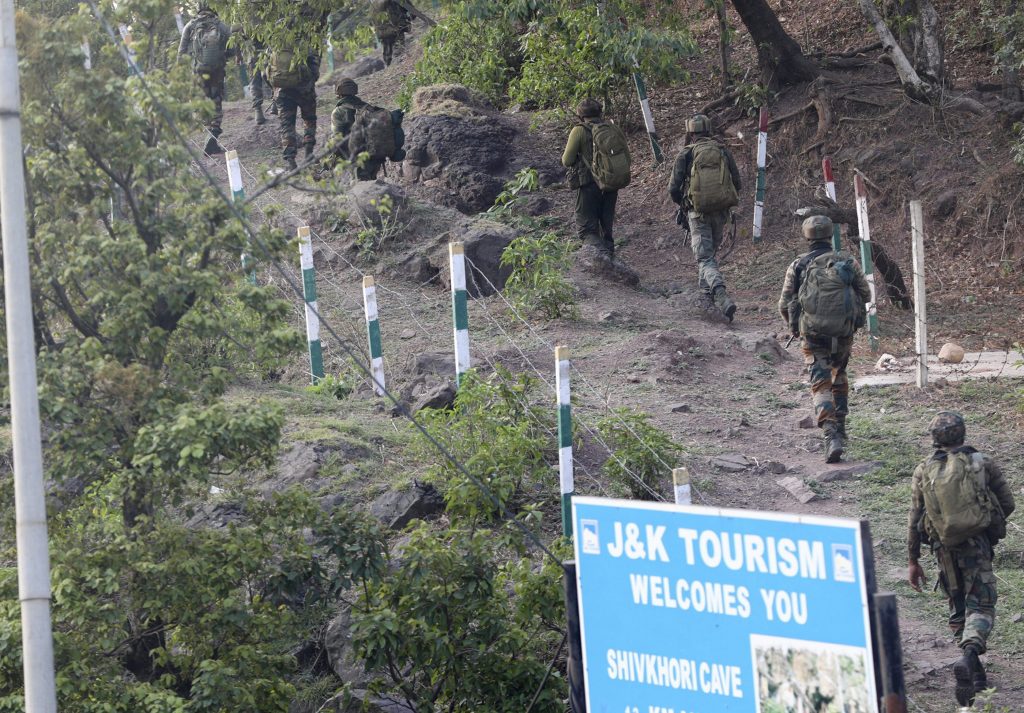 Jammu-Kashmir Terrorist Attack: आतंकियों को दबोचने के लिए उतारे गए कमांडो और ड्रोन, जंगल में तलाशी तेज 2 10061 Pti06 10 2024 000098A 2