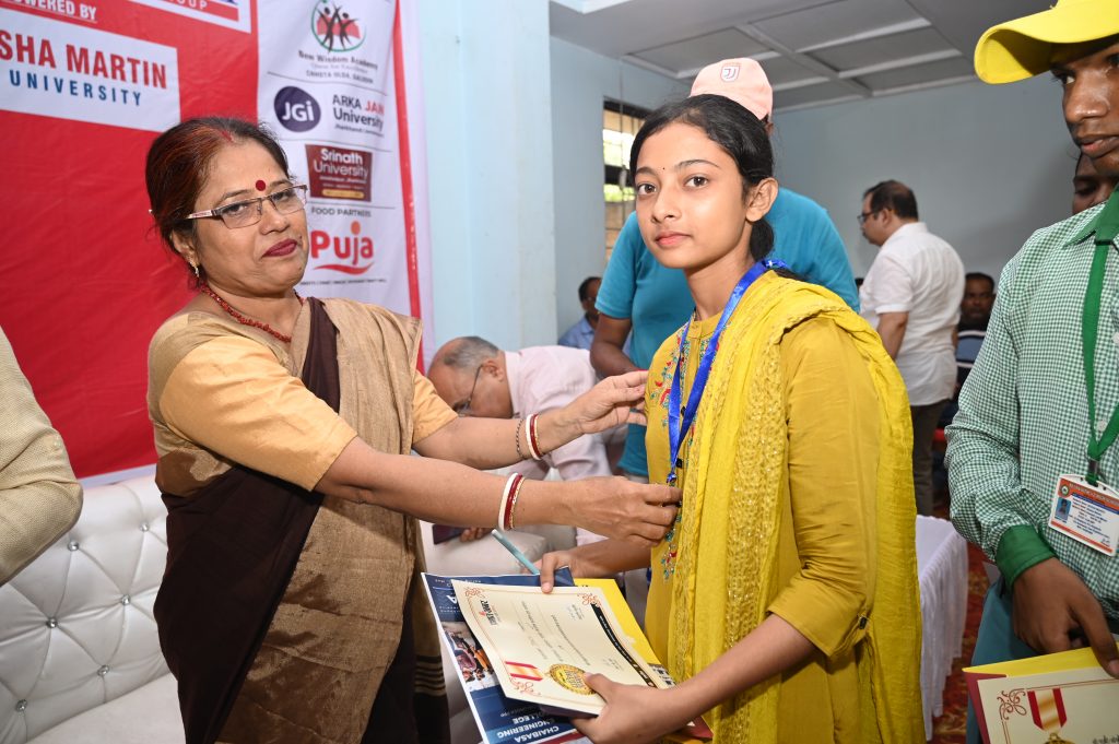 Ghatshila News: घाटशिला अनुमंडल के 700 मेधावी विद्यार्थियों को मिला प्रभात खबर प्रतिभा सम्मान 1 15