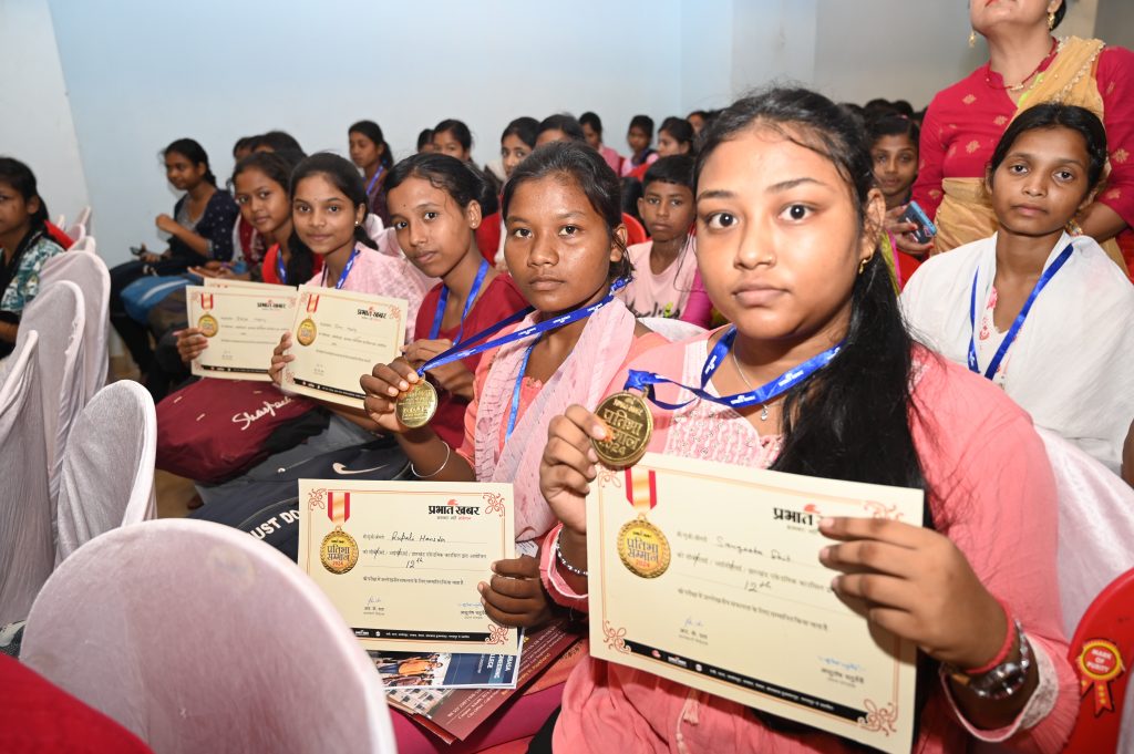 Ghatshila News: घाटशिला अनुमंडल के 700 मेधावी विद्यार्थियों को मिला प्रभात खबर प्रतिभा सम्मान 2 20