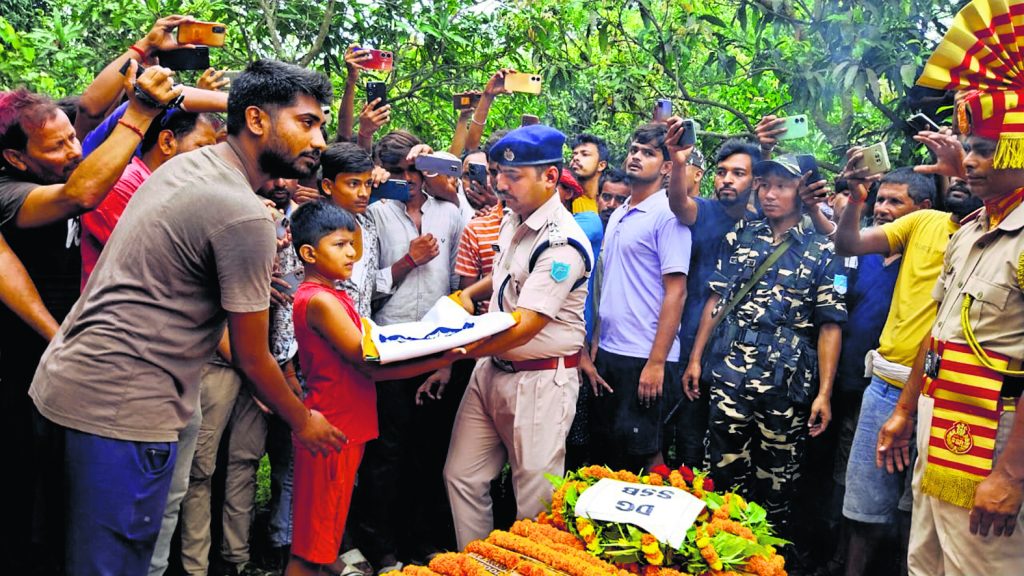 Photos: बिहार में मासूम को जब सौंपी गयी शहीद पिता की वर्दी और तिरंगा, अंतिम विदाई में रोया पूरा गांव 2 20Mad 13 20062024 65 C651Bha105236212