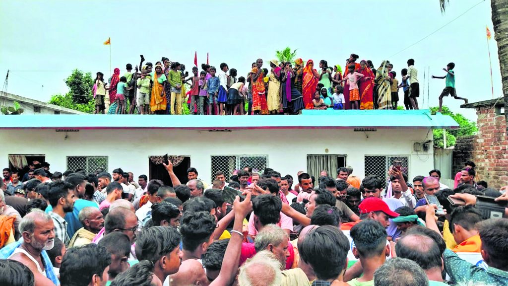 Photos: बिहार में मासूम को जब सौंपी गयी शहीद पिता की वर्दी और तिरंगा, अंतिम विदाई में रोया पूरा गांव 3 20Mad 14 20062024 65 C651Bha105236212