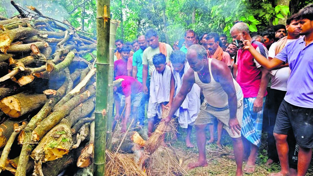 Photos: बिहार में मासूम को जब सौंपी गयी शहीद पिता की वर्दी और तिरंगा, अंतिम विदाई में रोया पूरा गांव 7 20Mad 15 20062024 65 C651Bha105236212