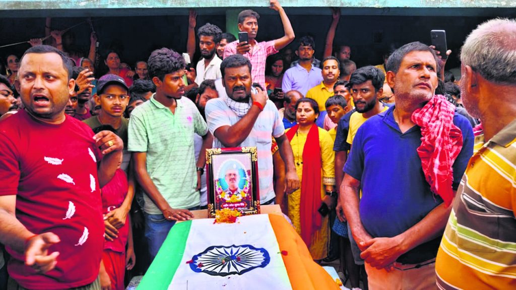 Photos: बिहार में मासूम को जब सौंपी गयी शहीद पिता की वर्दी और तिरंगा, अंतिम विदाई में रोया पूरा गांव 5 20Mad 16 20062024 65 C651Bha105236212