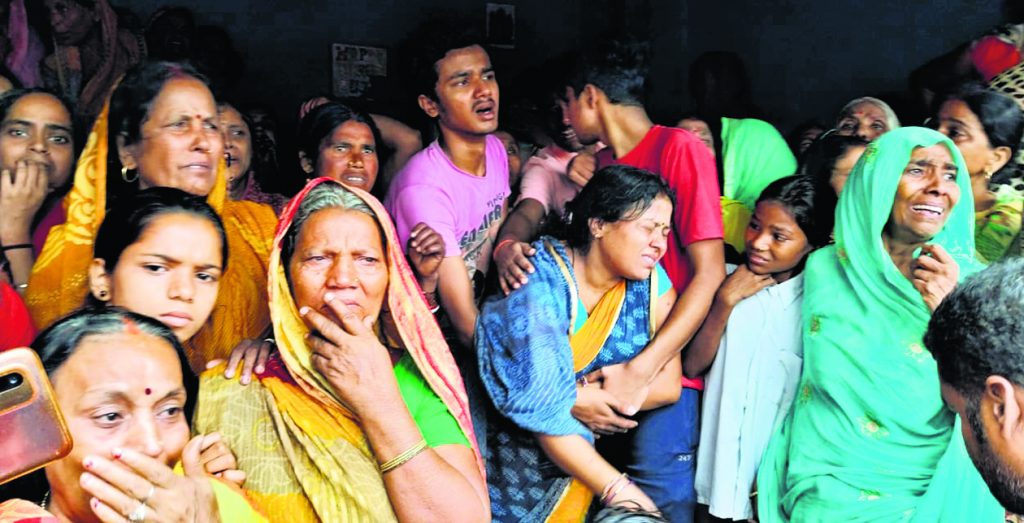 Photos: बिहार में मासूम को जब सौंपी गयी शहीद पिता की वर्दी और तिरंगा, अंतिम विदाई में रोया पूरा गांव 4 20Mad 17 20062024 65 C651Bha105236212