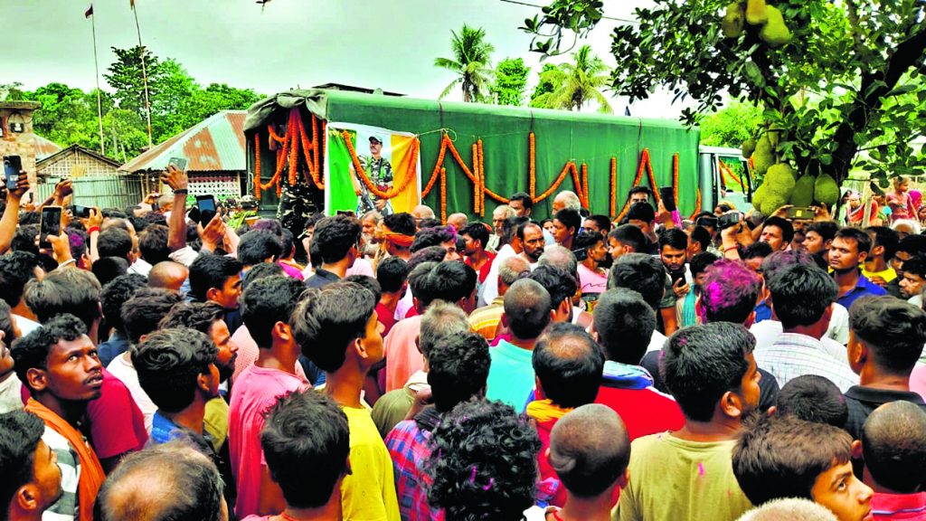 Photos: बिहार में मासूम को जब सौंपी गयी शहीद पिता की वर्दी और तिरंगा, अंतिम विदाई में रोया पूरा गांव 1 20Mad 18 20062024 65 C651Bha105236212 1