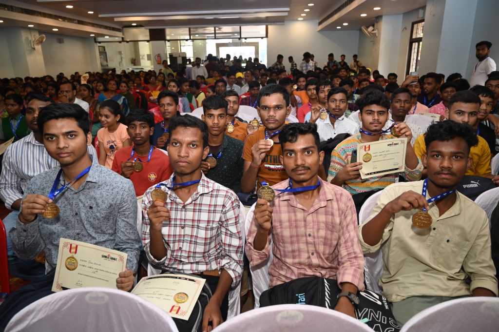 Ghatshila News: घाटशिला अनुमंडल के 700 मेधावी विद्यार्थियों को मिला प्रभात खबर प्रतिभा सम्मान 14 22