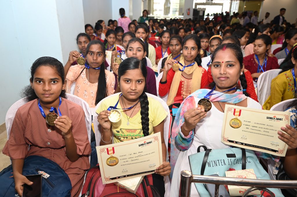 Ghatshila News: घाटशिला अनुमंडल के 700 मेधावी विद्यार्थियों को मिला प्रभात खबर प्रतिभा सम्मान 8 23