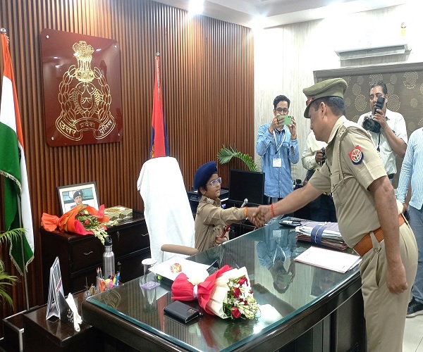 Photos: बिहार का कैंसर पीड़ित मासूम जब वाराणसी का Adg बना, खाकी वर्दी पहनकर एक्शन में दिखा प्रभात 3