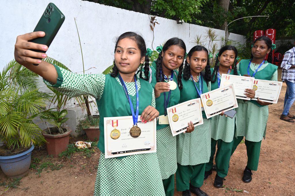 Ghatshila News: घाटशिला अनुमंडल के 700 मेधावी विद्यार्थियों को मिला प्रभात खबर प्रतिभा सम्मान 12 34