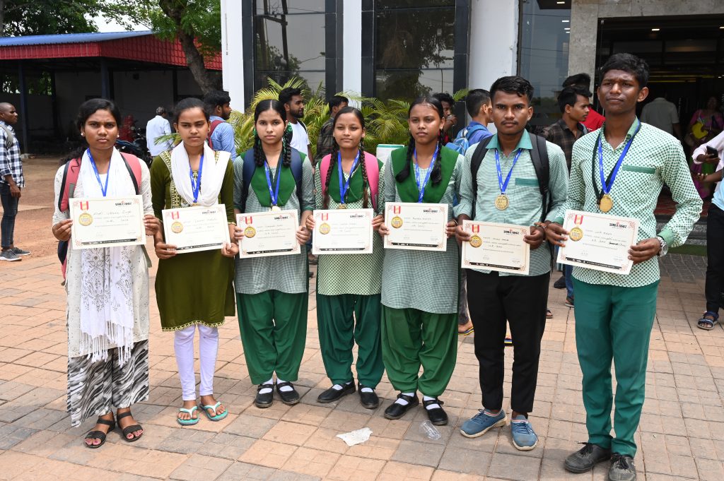 Ghatshila News: घाटशिला अनुमंडल के 700 मेधावी विद्यार्थियों को मिला प्रभात खबर प्रतिभा सम्मान 13 37