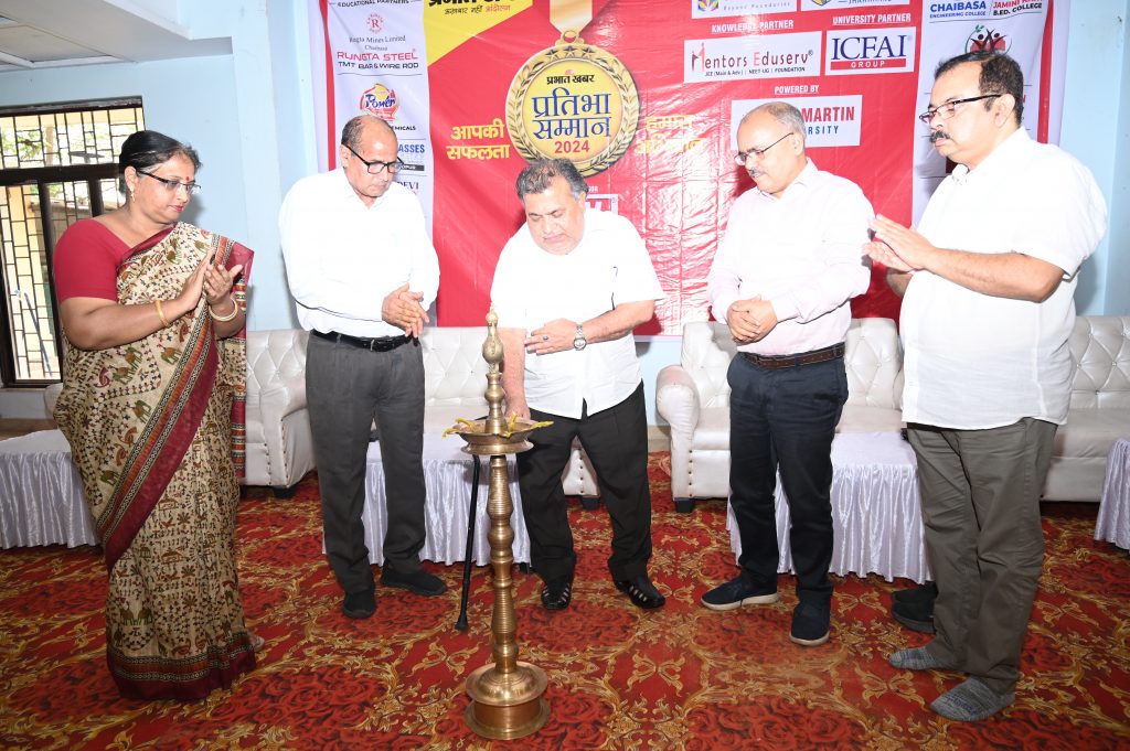 Ghatshila News: घाटशिला अनुमंडल के 700 मेधावी विद्यार्थियों को मिला प्रभात खबर प्रतिभा सम्मान 9 6