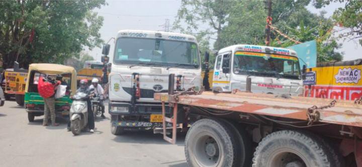 बर्मामाइंस : तेज धूप में दो घंटे तक लगा जाम, राहगीर परेशान 1 9 Burmaminse 1