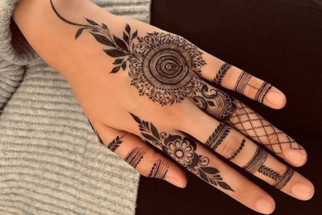 Vat Savitri Mehndi Design: वट सावित्री के मौके पर अपने हाथों पर रचाएं ये खूबसूरत मेहंदी डिजाइन, लगाना है बेहद सिंपल 3 Arabic Mehndi Design