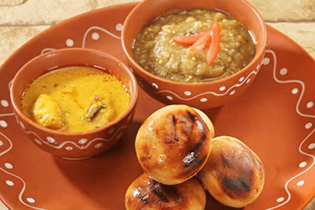 Varanasi Street Food: बनारसी चाट से लेकर कचौड़ी तक, इन स्ट्रीट फूड्स के लिए फेमस है बनारस 1 Bati Chokha