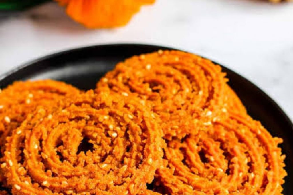 Instant Moong Dal Chakli Recipe: क्रिस्पी और टेस्टी स्नैक मूंग दाल चकली बनाने की आसान विधि 2 Chakli