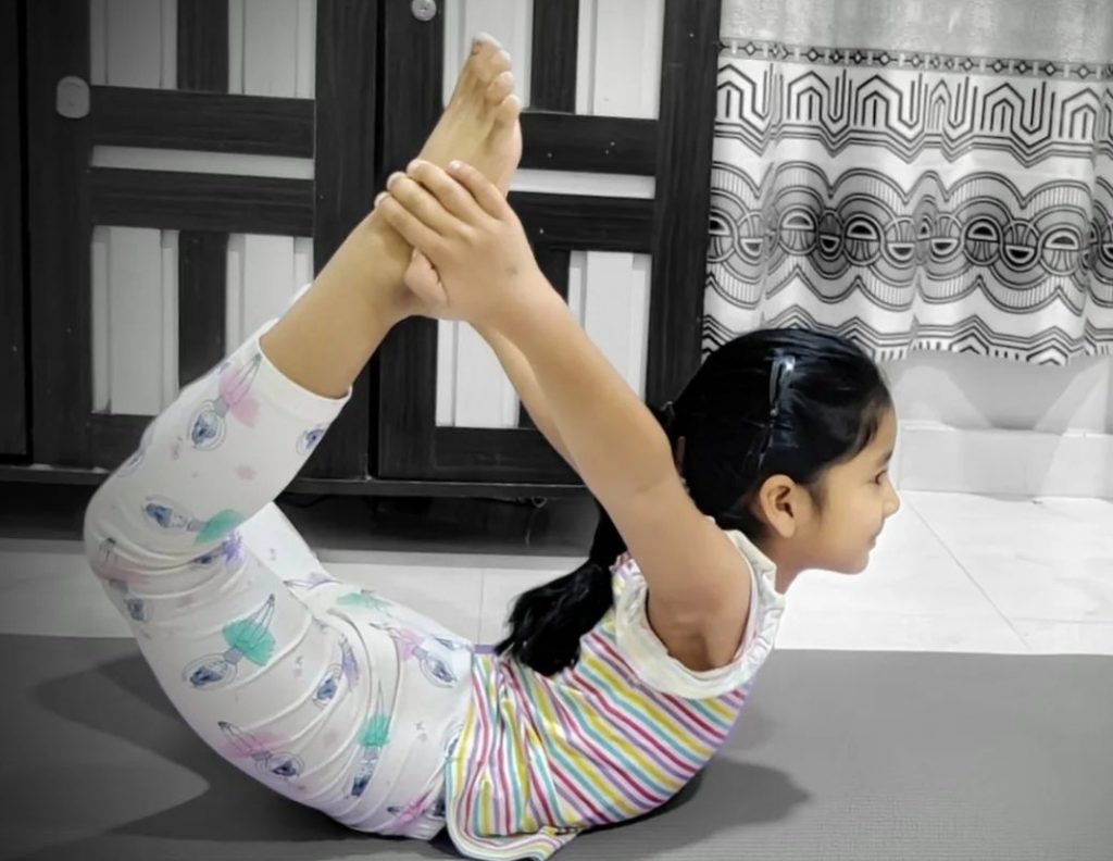 International Yoga Day 2024: योग को अपनाकर बच्चे भी रह सकते हैं तंदुरुस्त और बीमारियों से दूर 3 Dhanurasana