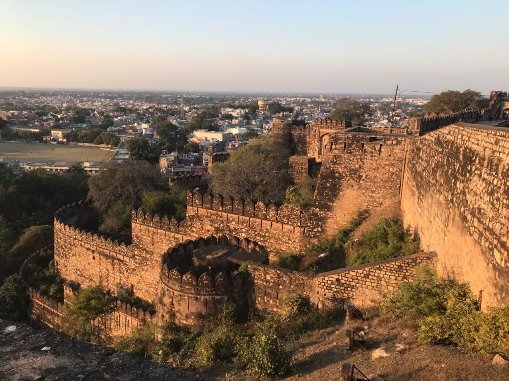 अब सिर्फ झांसी ही क्यों...इन जगहों को भी करिए विजिट, आंखों के सामने छा जाएगा अंग्रेजों का जुल्मो-सितम 3 Jhansi Fort