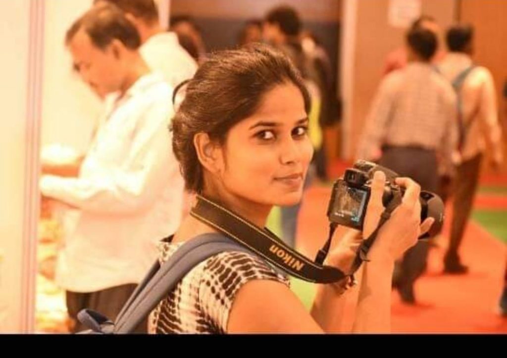 Bihar: रूढ़ियों को तोड़ बेटियों ने थामा कैमरा, अब फोटोग्राफी में दिखा रही बेहतर परफेक्शन 3 Kajal 1 1