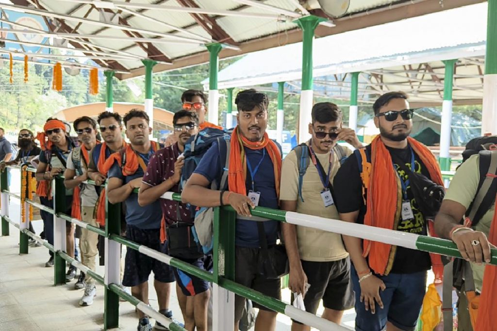 जय बाबा बर्फानी…अमरनाथ गुफा की ओर रवाना हुआ श्रद्धालुओं का पहला जत्था 2 New Project 84