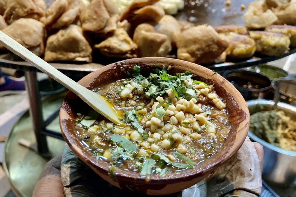 Varanasi Street Food: बनारसी चाट से लेकर कचौड़ी तक, इन स्ट्रीट फूड्स के लिए फेमस है बनारस 2 Tamatar Chat