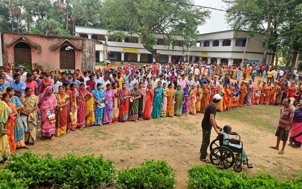 Photos: संताल परगना की 3 लोकसभा सीटों पर मतदाताओं में दिखा जबर्दस्त उत्साह 4 Asanbani Voting