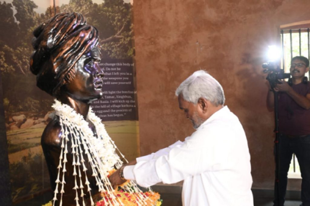 रांची में राज्यपाल सीपी राधाकृष्णन और सीएम चंपाई सोरेन ने भगवान बिरसा मुंडा को दी श्रद्धांजलि, देखें तस्वीरें 4 Birsa Munda Punyathiti