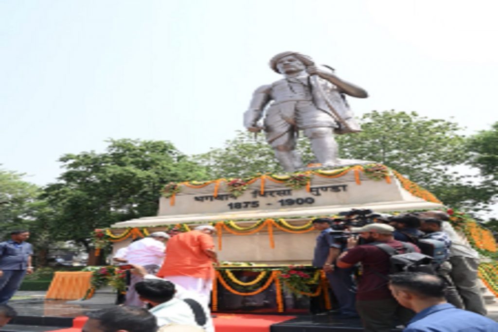 रांची में राज्यपाल सीपी राधाकृष्णन और सीएम चंपाई सोरेन ने भगवान बिरसा मुंडा को दी श्रद्धांजलि, देखें तस्वीरें 5 Birsa Munda Punyathiti 223