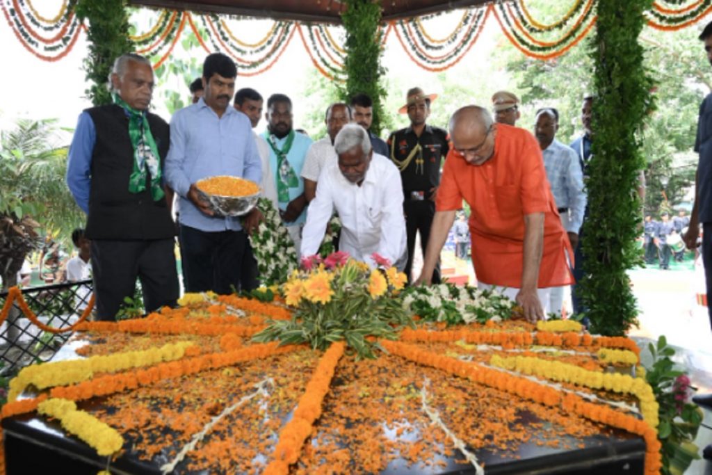रांची में राज्यपाल सीपी राधाकृष्णन और सीएम चंपाई सोरेन ने भगवान बिरसा मुंडा को दी श्रद्धांजलि, देखें तस्वीरें 6 Birsa Munda Punyatithi 006