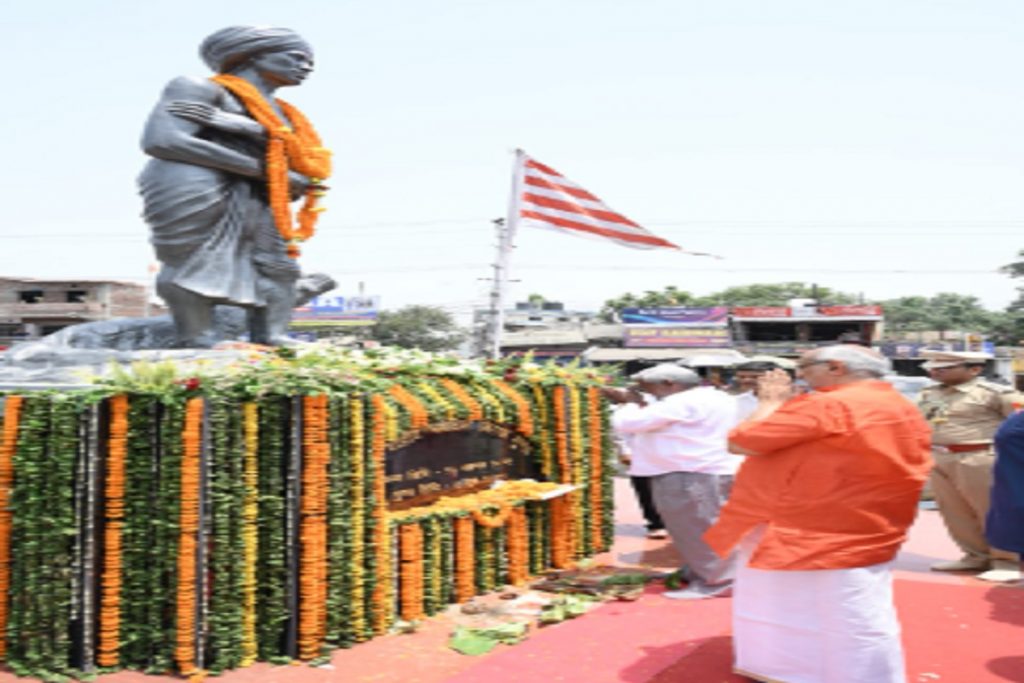 रांची में राज्यपाल सीपी राधाकृष्णन और सीएम चंपाई सोरेन ने भगवान बिरसा मुंडा को दी श्रद्धांजलि, देखें तस्वीरें 7 Birsa Munda Punyatithi 68W3