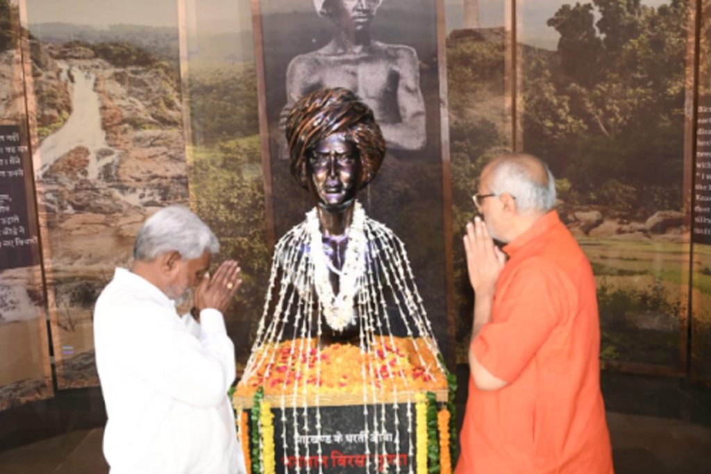 रांची में राज्यपाल सीपी राधाकृष्णन और सीएम चंपाई सोरेन ने भगवान बिरसा मुंडा को दी श्रद्धांजलि, देखें तस्वीरें 1 Birsa Munda Punyatthi