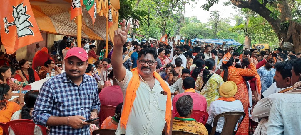 मतगणना केंद्र के बाहर जश्न मनाते दिखे भाजपा कार्यकर्ता,जम कर खेले होली 2 Bjp 3