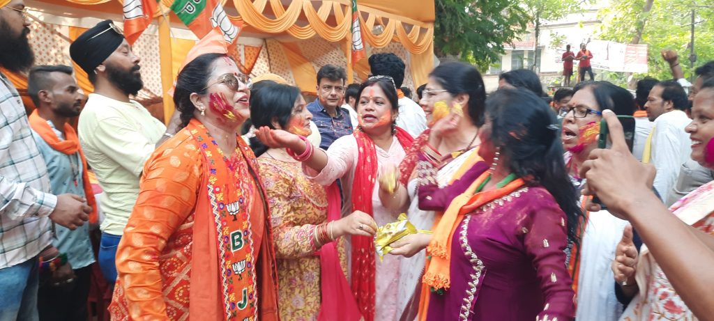मतगणना केंद्र के बाहर जश्न मनाते दिखे भाजपा कार्यकर्ता,जम कर खेले होली 1 Bjp 4
