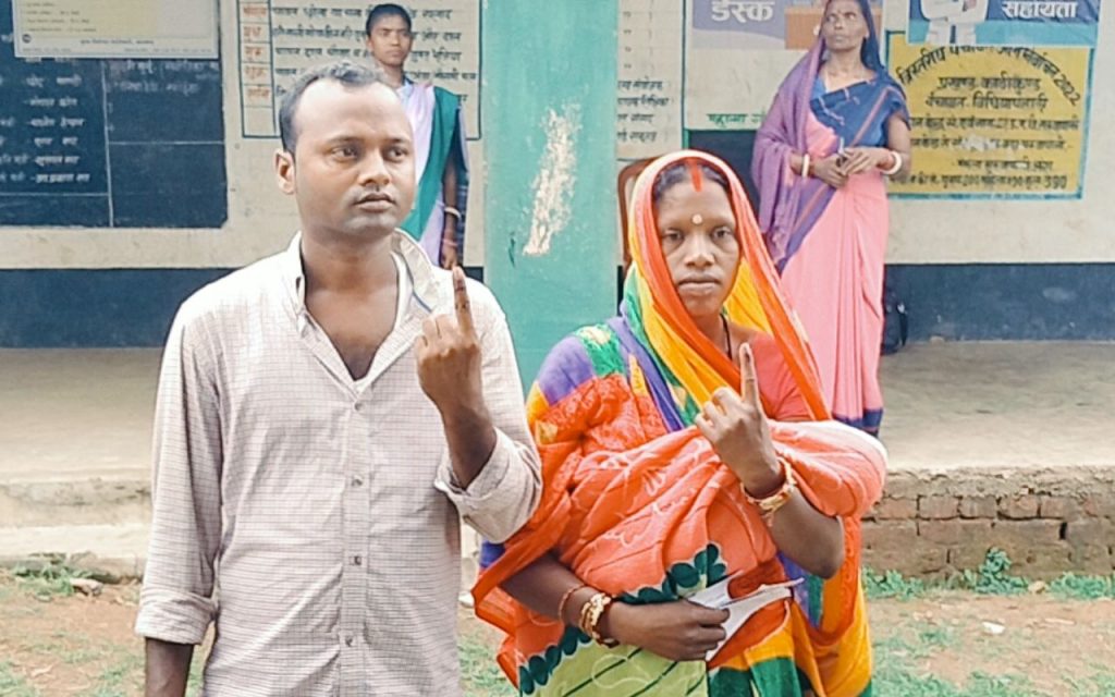 Photos: संताल परगना की 3 लोकसभा सीटों पर मतदाताओं में दिखा जबर्दस्त उत्साह 3 Ex Naxalite Votes In Dumka
