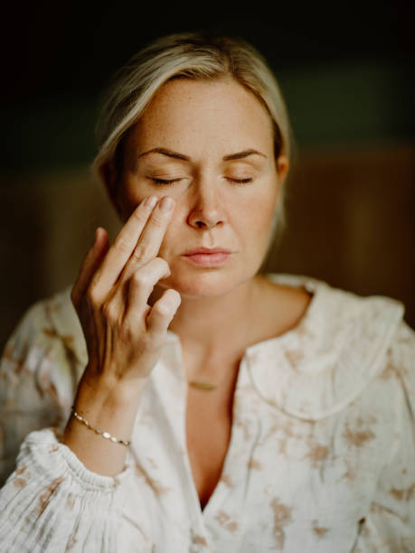 Yoga For Skin: चेहरे पर लाना चाहते हैं नेचुरल ग्लो? आज ही ट्राय करें योग के ये आसन 3 Face Taping