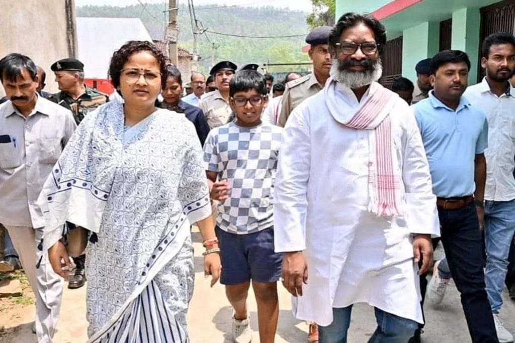 Hemant Soren : जेल से बाहर आकर पार्टी को मजबूत करेंगे हेमंत सोरेन, फोकस में होगा विधानसभा चुनाव 1 Hemant And Kalpana
