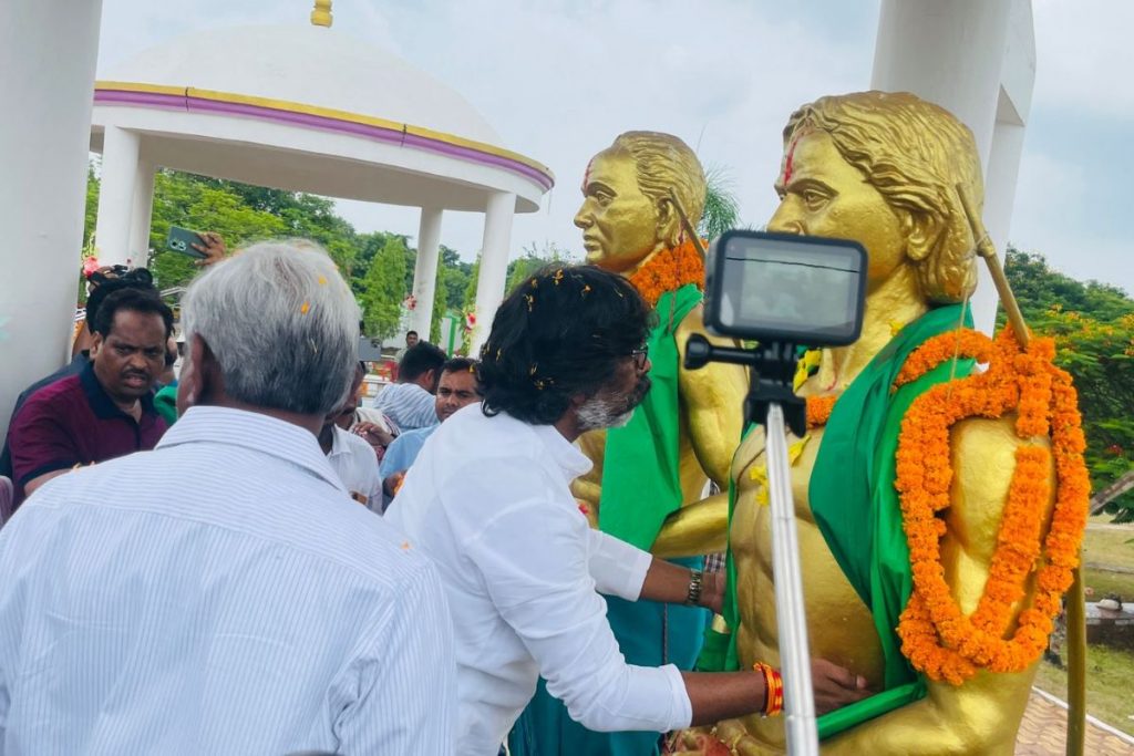 Jharkhand News: हूल दिवस पर सिदो-कान्हू के गांव में लगे हेमंत सोरेन जिंदाबाद के नारे 1 Hemant Soren Kalpana Soren Champai Soren At Bhognadih Hul Diwas 1