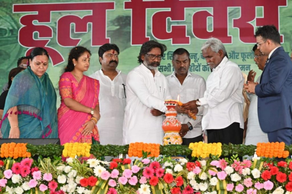 झारखंड में समय से पहले चुनाव कराना चाहता है केंद्र, पंचकठिया में बोले हेमंत सोरेन 1 Hemant Soren Kalpana Soren Champai Soren At Bhognadih Hul Diwas 3